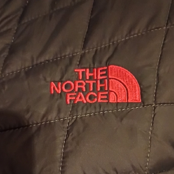 The North Face Women's Grey and Pink Puffer Jacket. Size XL. Lighter Weight. - Picture 2 of 9